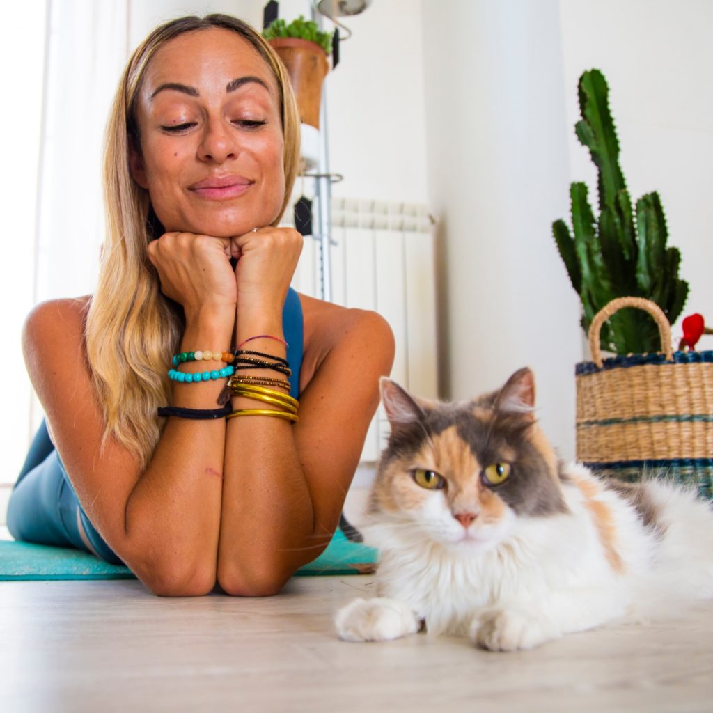 Yoga stile di vita - Francesca Pietrosanti a casa in un moneto di relax