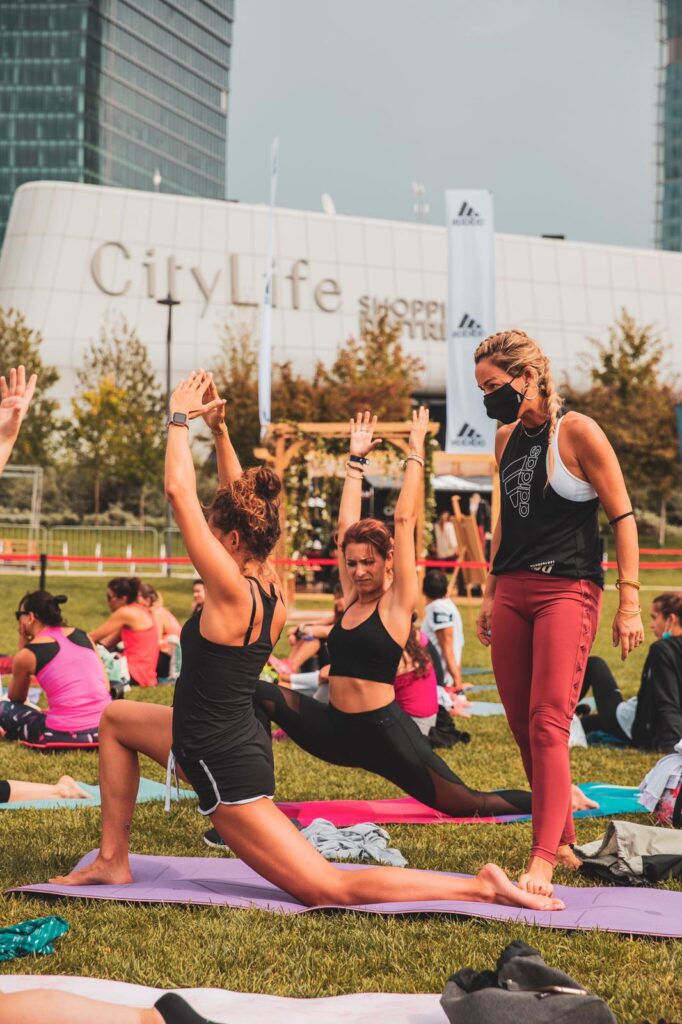 Francesca Pietrosanti mentre controlla la postura di una partecipante alla lezione durante la sessione di GYROTONIC al wanderlust 108 di Milano