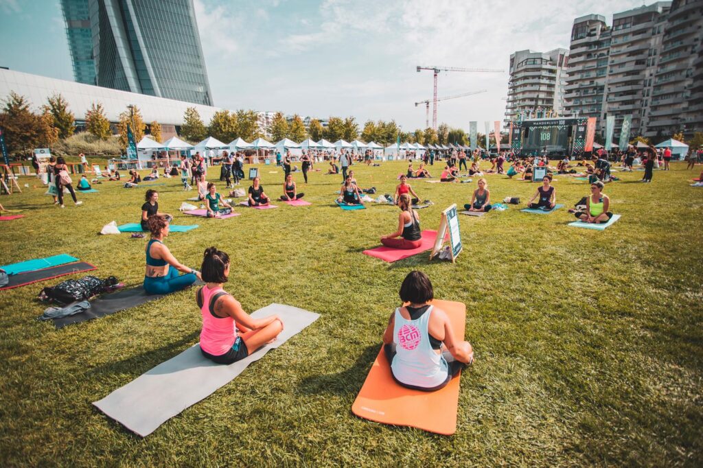 Francesca Pietrosanti circondata dai suoi allievi durante la lezione di GYROTONIC al Wanderlust 108 di Milano